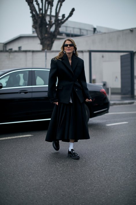 mokasyny - modne buty na jesień 2025, stylizacje