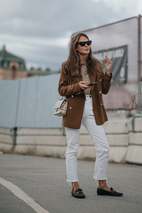 mokasyny - modne buty na jesień 2025, stylizacje