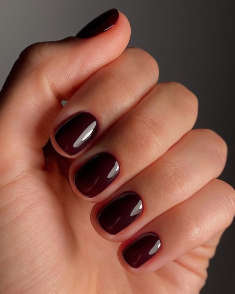 black-cherry-nails-modny-manicure-na-jesień-i-zimę-2025-9