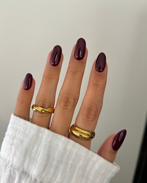 black-cherry-nails-modny-manicure-na-jesień-i-zimę-2025-5