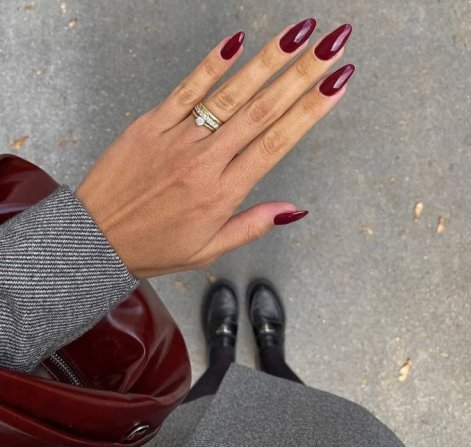 black-cherry-nails-modny-manicure-na-jesień-i-zimę-2025-6