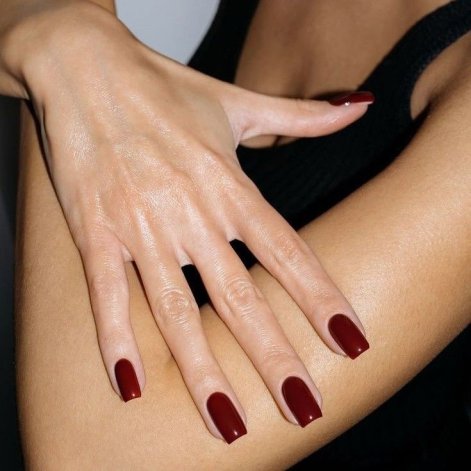 black-cherry-nails-modny-manicure-na-jesień-i-zimę-2025-5