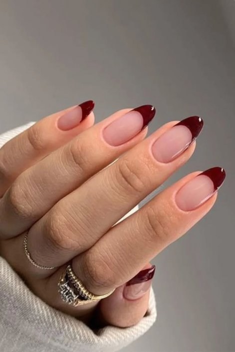 black-cherry-nails-modny-manicure-na-jesień-i-zimę-2025-7