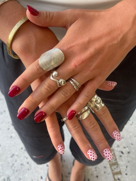 black-cherry-nails-modny-manicure-na-jesień-i-zimę-2025-20