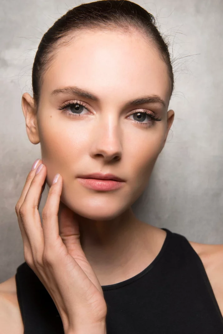 Soap nails: minimalistyczny manicure, który nie ogląda się na sezonowe trendy