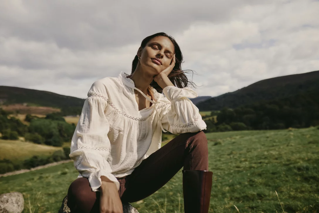 Frędzle, falbany i otulający zamsz. Wielki powrót stylu boho na jesień 2025