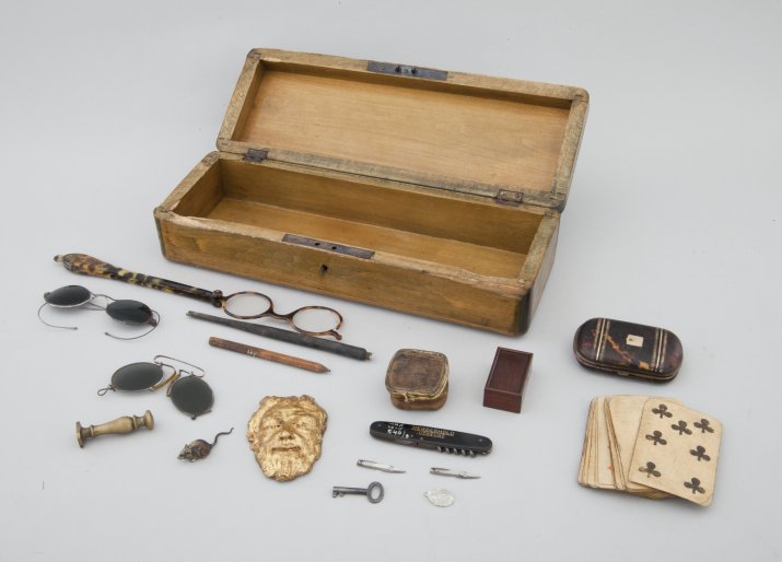 Kasetka z przedmiotami osobistymi Olgi Boznańskiej, 1897-1940, Muzeum Narodowe w Krakowie