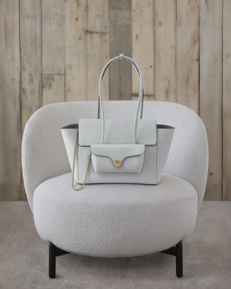 2506_COCCINELLE_FW25-26_LOOK_01_0335_I PAVIMENTO CEMENTO_4.5