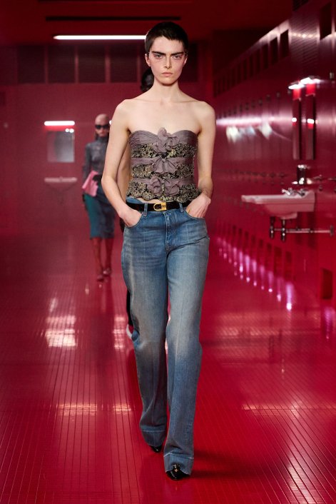 jeansy-flare-trendy-jesień-zima-2025-2026-Valentino F25 008