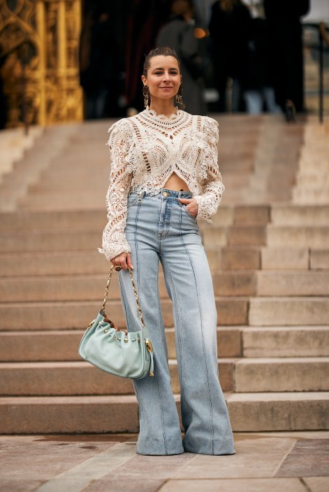 jeansy-flare-trendy-jesień-zima-2025-2026-Paris str F25 2605