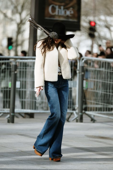 jeansy-flare-trendy-jesień-zima-2025-2026-Paris str F25 1882