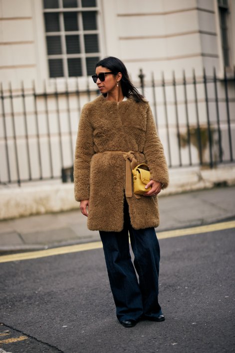 jeansy-flare-trendy-jesień-zima-2025-2026-London str F25 0725