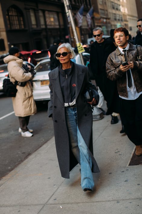 jeansy-flare-trendy-jesień-zima-2025-2026-New York str F25 0479