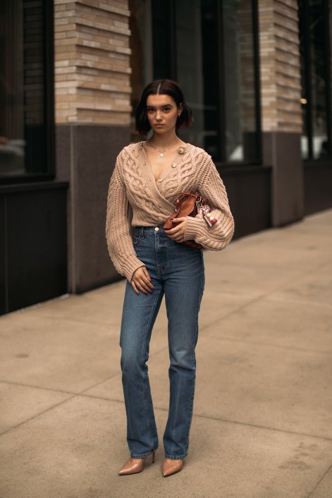 jeansy-flare-trendy-jesień-zima-2025-2026-New York str F25 1324