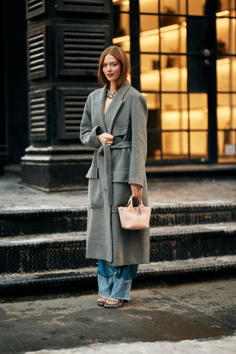jeansy-flare-trendy-jesień-zima-2025-2026-New York str F25 1958