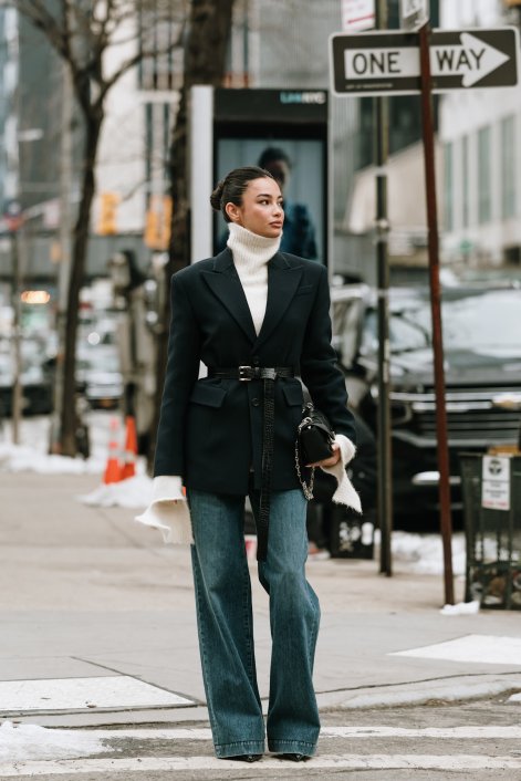 jeansy-flare-trendy-jesień-zima-2025-2026-New York str F25 2118