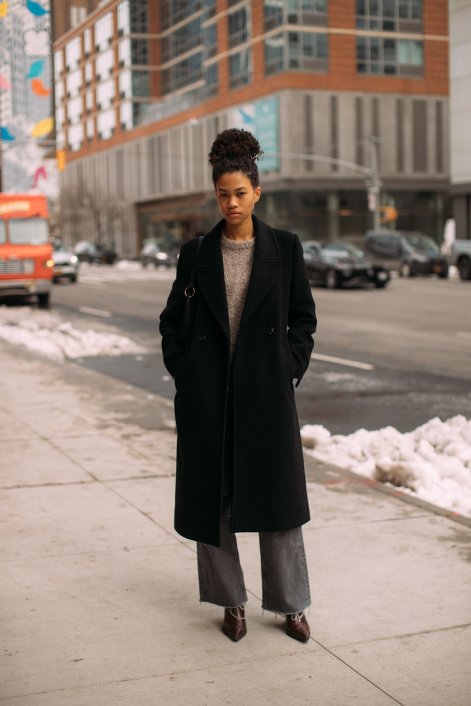 jeansy-flare-trendy-jesień-zima-2025-2026-New York str F25 2246