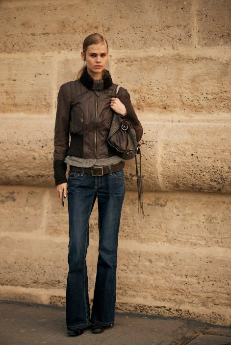 jeansy-flare-trendy-jesień-zima-2025-2026-Paris str F25 0390
