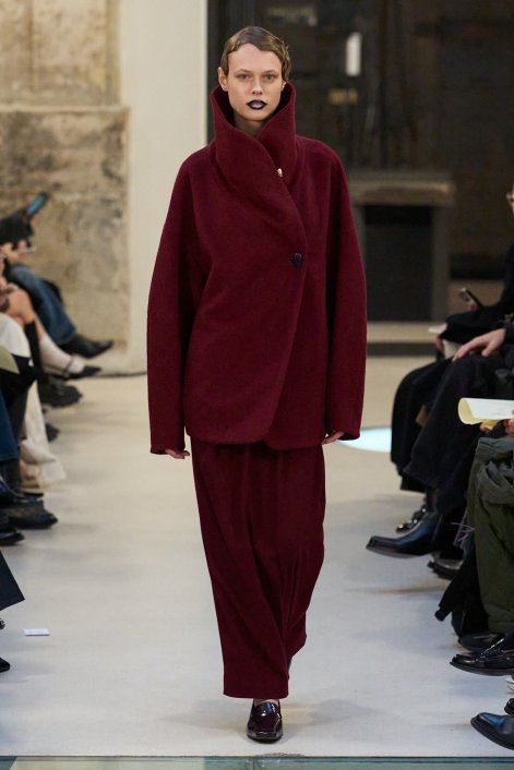 bordo-total-look-jesien-zima-2025-2026-Mame Kurogouchi F25 001