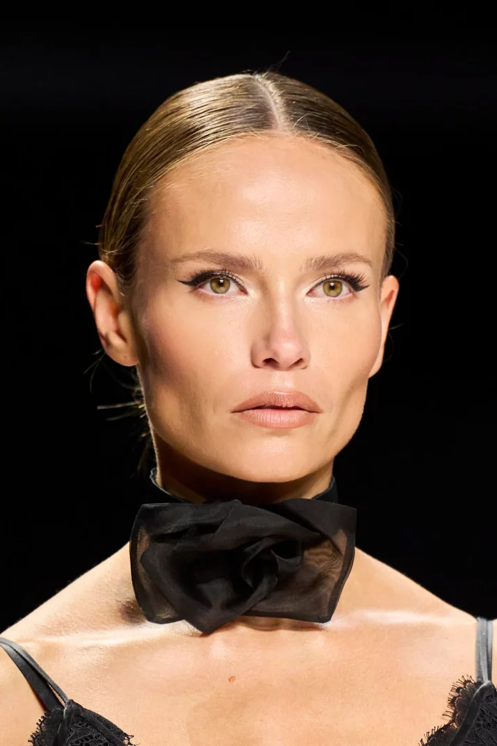 Gdy klasa i elegancja idą w parze. Gładkie fryzury dla dojrzałych kobiet w stylu quiet luxury