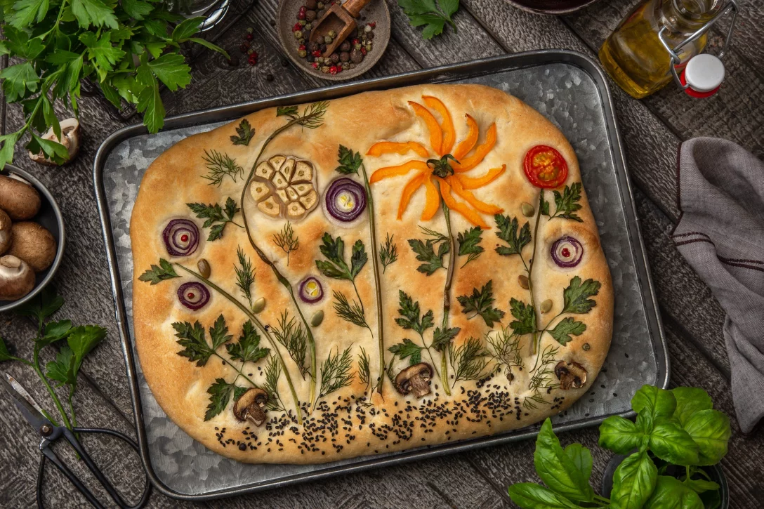 Kulinarny trend na jesień: focaccia art, czyli malowanie warzywami