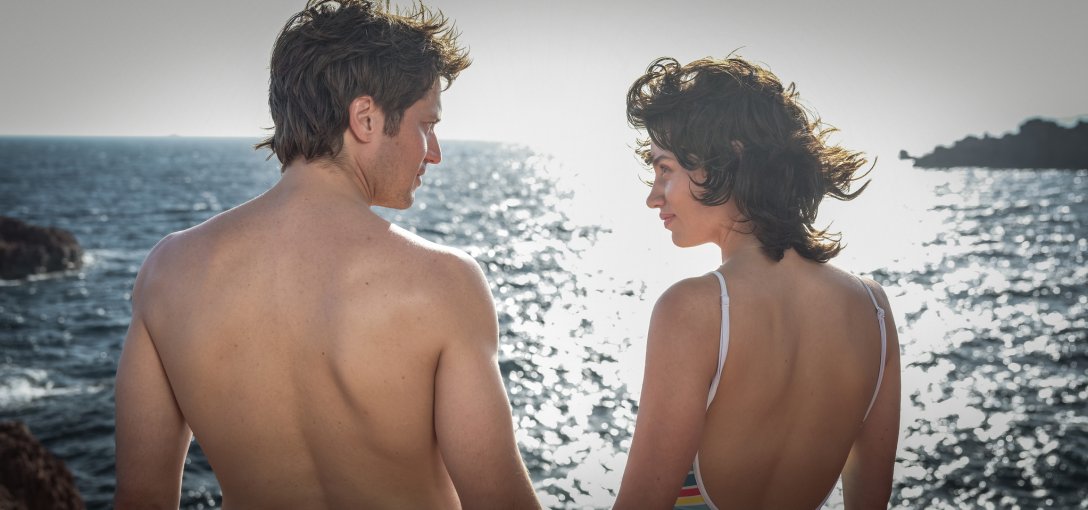 Stylowa reżyseria, dynamiczne tempo i zmysłowy klimat retro. Ten film intryguje