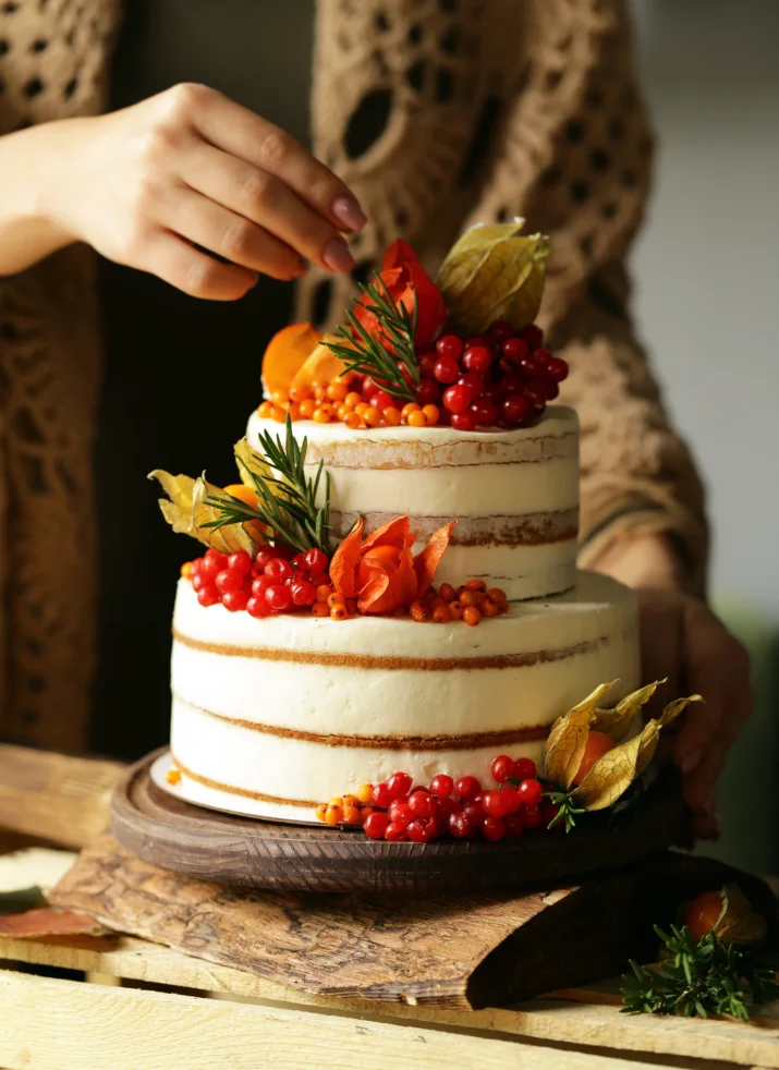 Efektowny tort w stylu naked. Modny deser bez sztucznych dekoracji