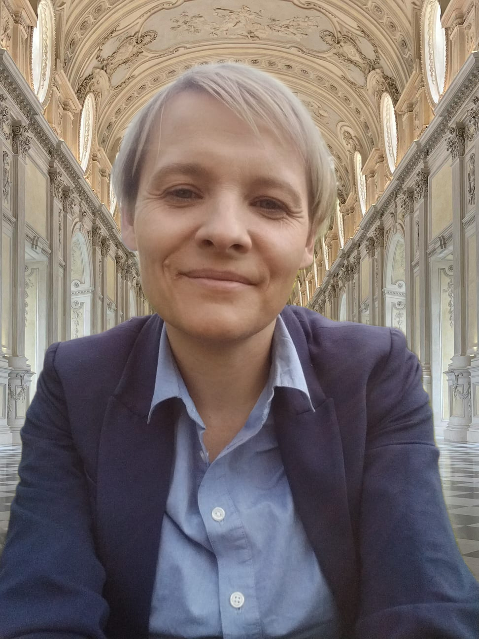 Specjalistka od wywiadów, twórczyni cyfrowa. Pasjonują mnie ludzie i świat. Kocham moją rodzinę, książki, kawę i sport. Lubię być w drodze.