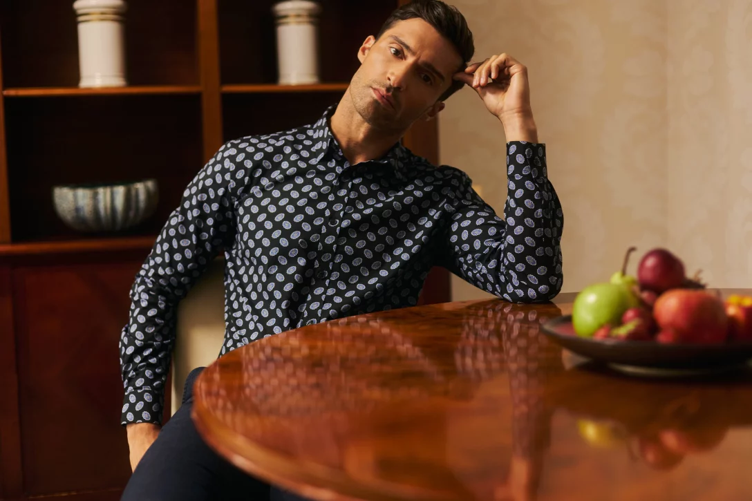 Męska elegancja w trendach na jesień: wełna, kaszmir i wzory w klimacie lat 70.