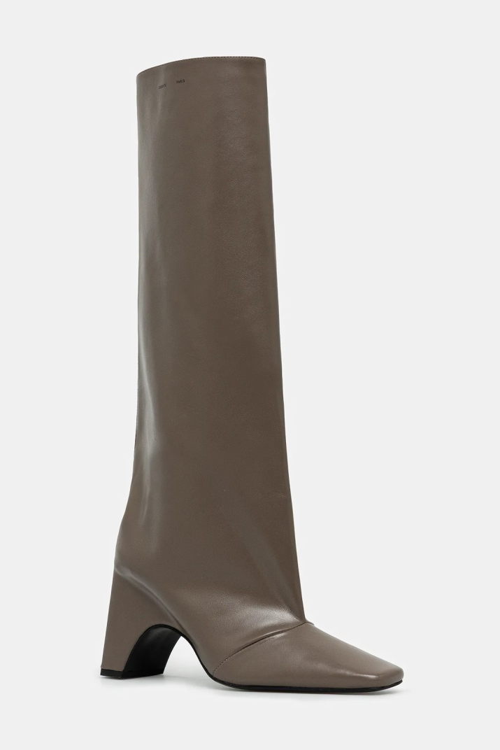 buty-z-kwadratowym-noskiem-na-jesień-zimę-2025-26-coperni