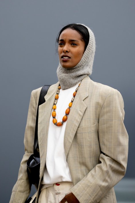 balaclava-modny-dodatek-jesień-zima-2025-2026-Paris m str F23 0759