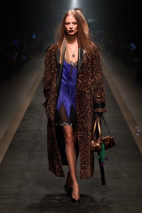 jak-nosić-panterkę-stylizacje-jesień-zima-2025-2026-Versace F25 050