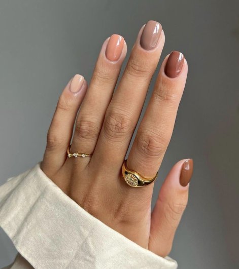 latte-nails-modny-manicure-na-jesień-zimę-2025-2026-