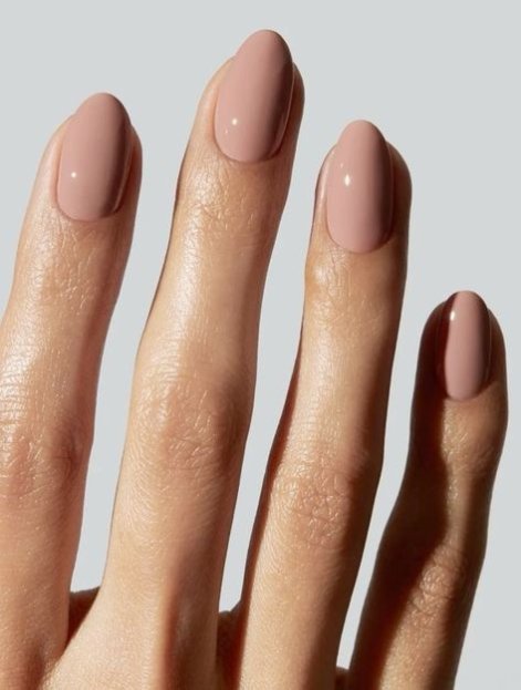 latte-nails-modny-manicure-na-jesień-zimę-2025-2026-2