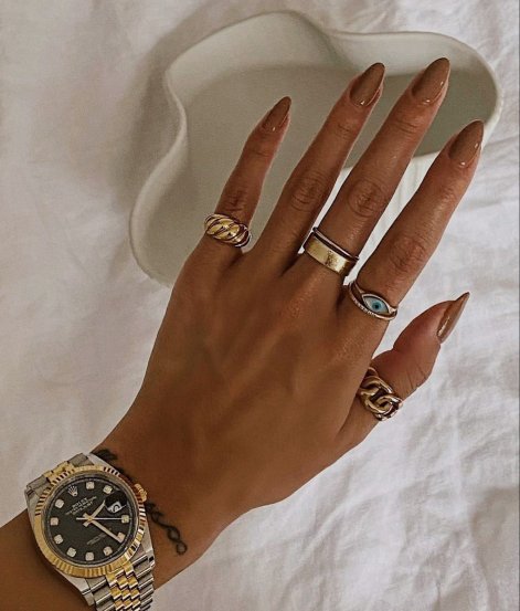 latte-nails-modny-manicure-na-jesień-zimę-2025-2026-7