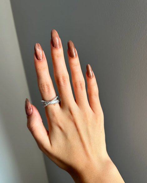 latte-nails-modny-manicure-na-jesień-zimę-2025-2026-12