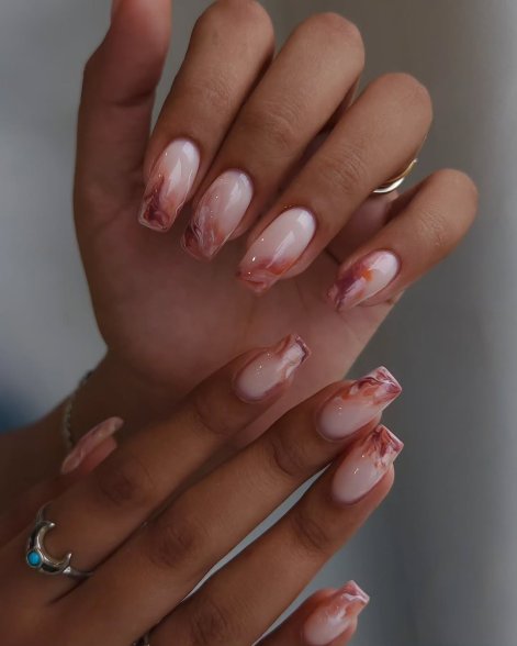 latte-nails-modny-manicure-na-jesień-zimę-2025-2026-14