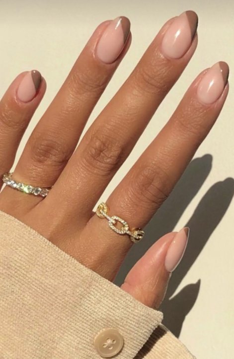 latte-nails-modny-manicure-na-jesień-zimę-2025-2026-18