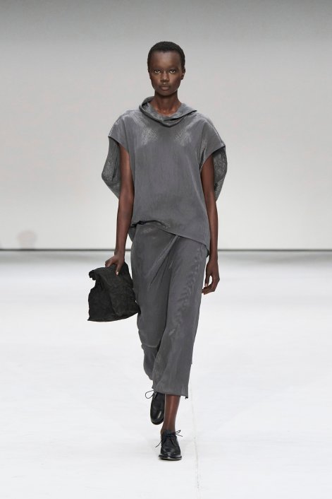 slouchy-bag-modne-torebki-na-jesień-zimę-2025-2026-Cos PO F25 034