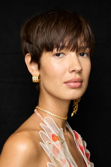 fryzury-z-grzywką-dla-dojrzałych-kobiet-Zimmermann bks S24 023