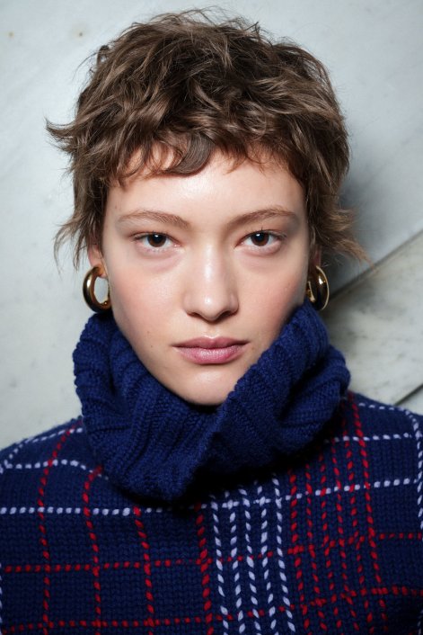 fryzury-z-grzywką-dla-dojrzałych-kobiet-Prabal Gurung bks F25 012