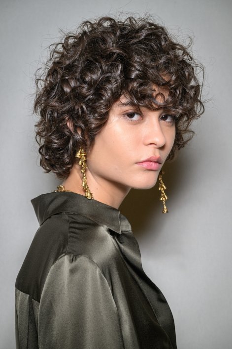 fryzury-z-grzywką-dla-dojrzałych-kobiet-Zimmermann bks F25 125