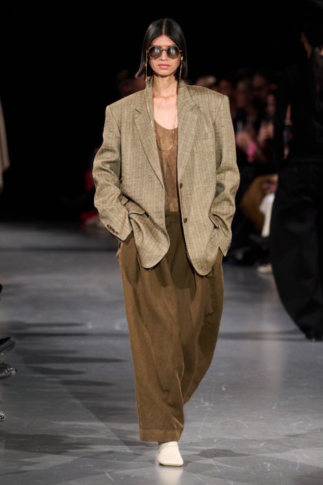 buty-z-kwadratowym-noskiem-na-jesień-zimę-2025-26-Uma Wang F25 016