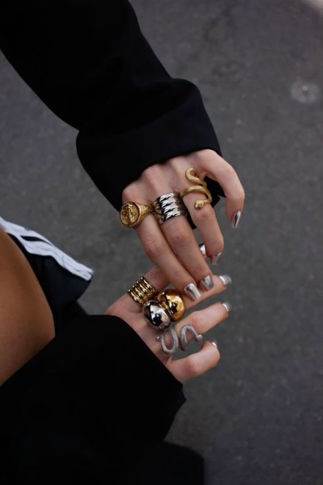 miks-złotej-srebrnej-biżuterii-trend-jesień-zima-2025-2026-2