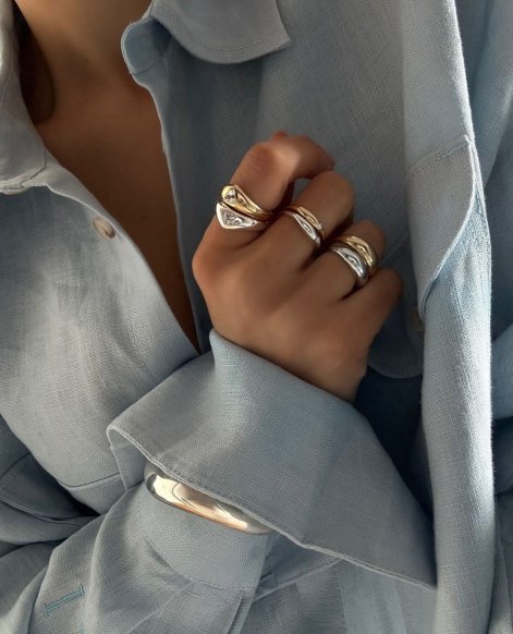 miks-złotej-srebrnej-biżuterii-trend-jesień-zima-2025-2026-6