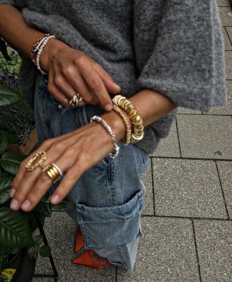 miks-złotej-srebrnej-biżuterii-trend-jesień-zima-2025-2026-7