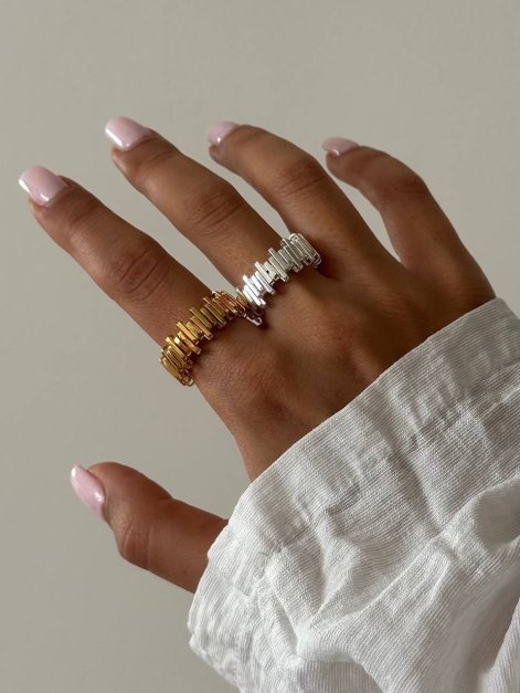 miks-złotej-srebrnej-biżuterii-trend-jesień-zima-2025-2026-8