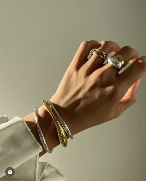 miks-złotej-srebrnej-biżuterii-trend-jesień-zima-2025-2026-10