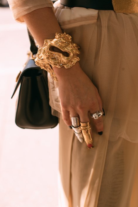 miks-złotej-srebrnej-biżuterii-trend-jesień-zima-2025-2026-New York str S25 1668