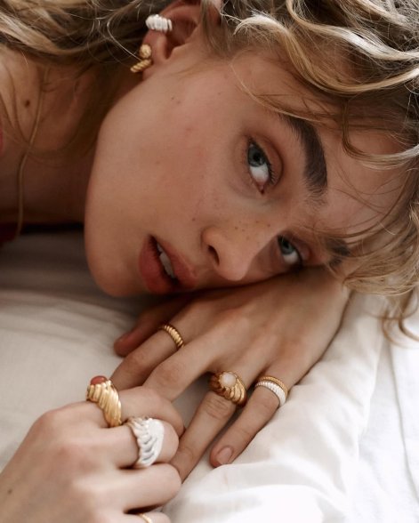 miks-złotej-srebrnej-biżuterii-trend-jesień-zima-2025-2026-kopiszka